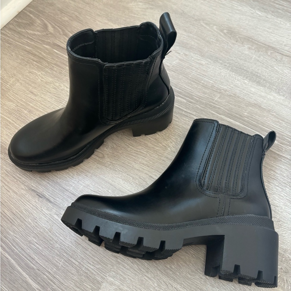 Universal Thread Women’s Naya Heeled Chelsea Boots Black